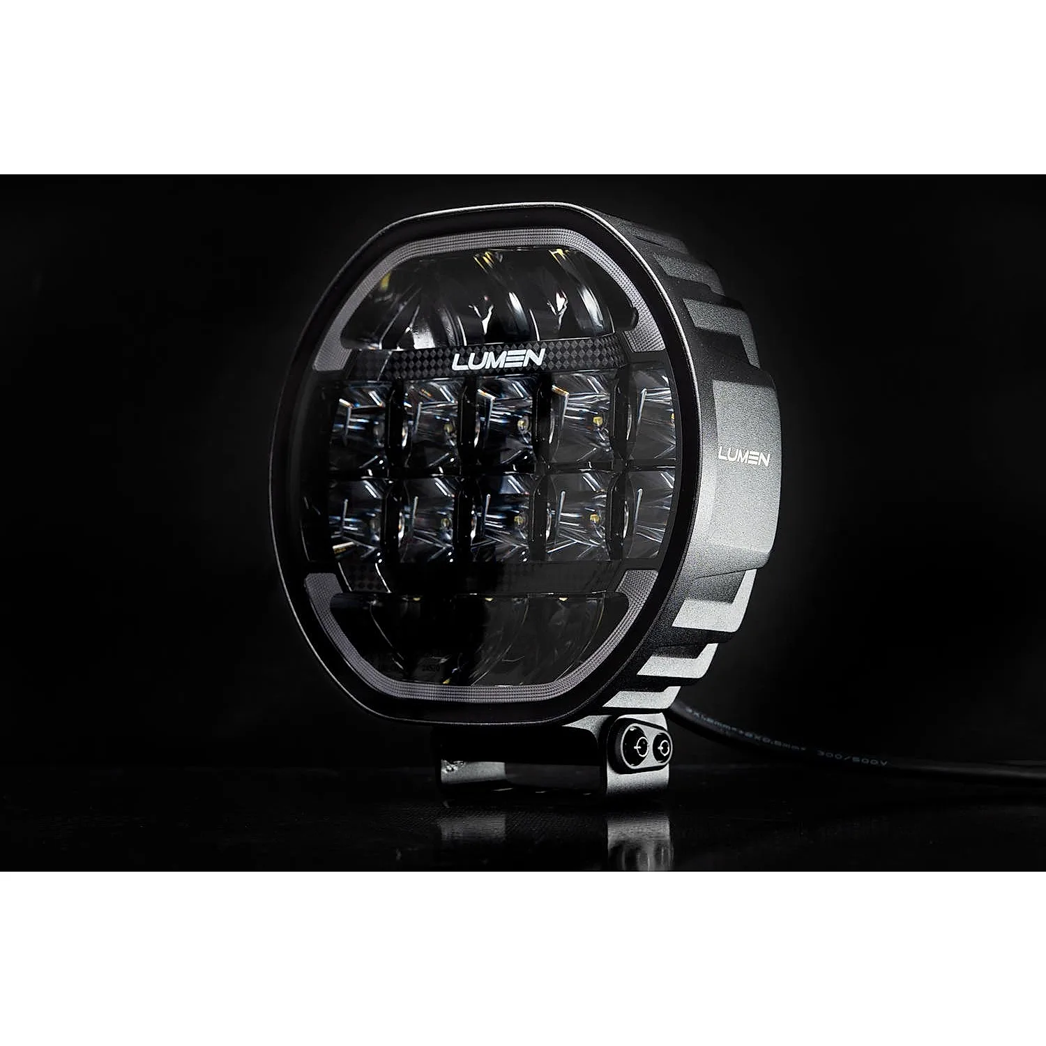 Lumen Cyclops HP9 – viistosta, positiovalo sammutettuna