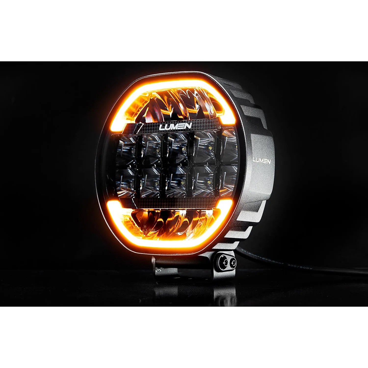 Lumen Cyclops HP9 – viistosta, oranssi positiovalo