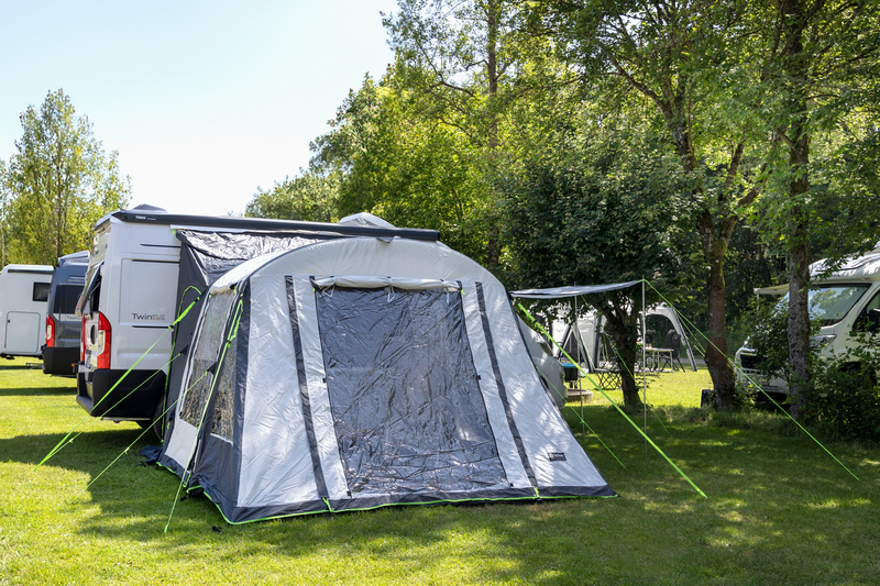Reimo Tour Breeze Air Low - ilmatäytteinen sivuteltta 180–220 cm – Sivuteltta leiripaikalla