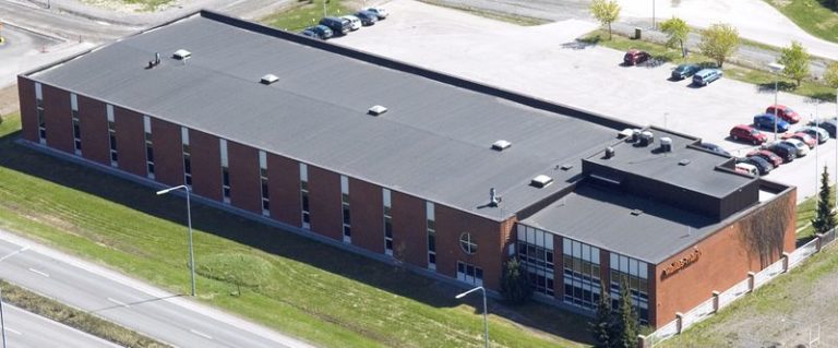Wallas-Marinin tehdasrakennus Kaarinassa yläviistosta kuvattuna